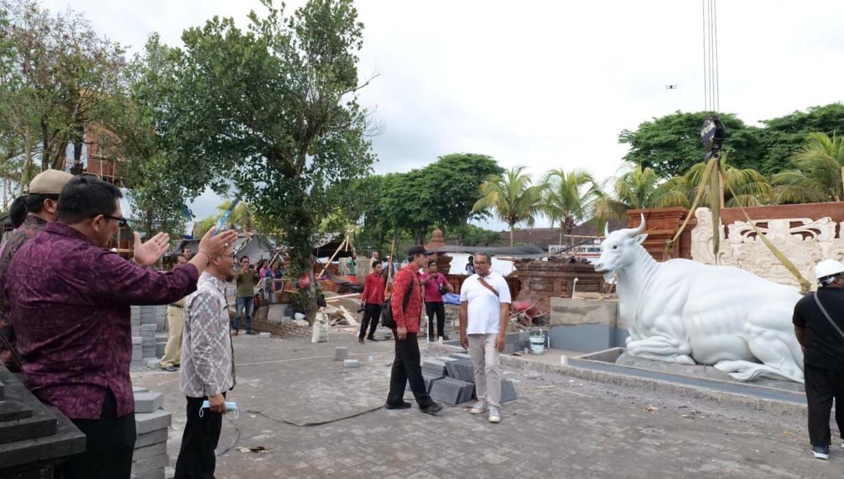 Sanjaya Cek Proyek Patung di Kantor Bupati 