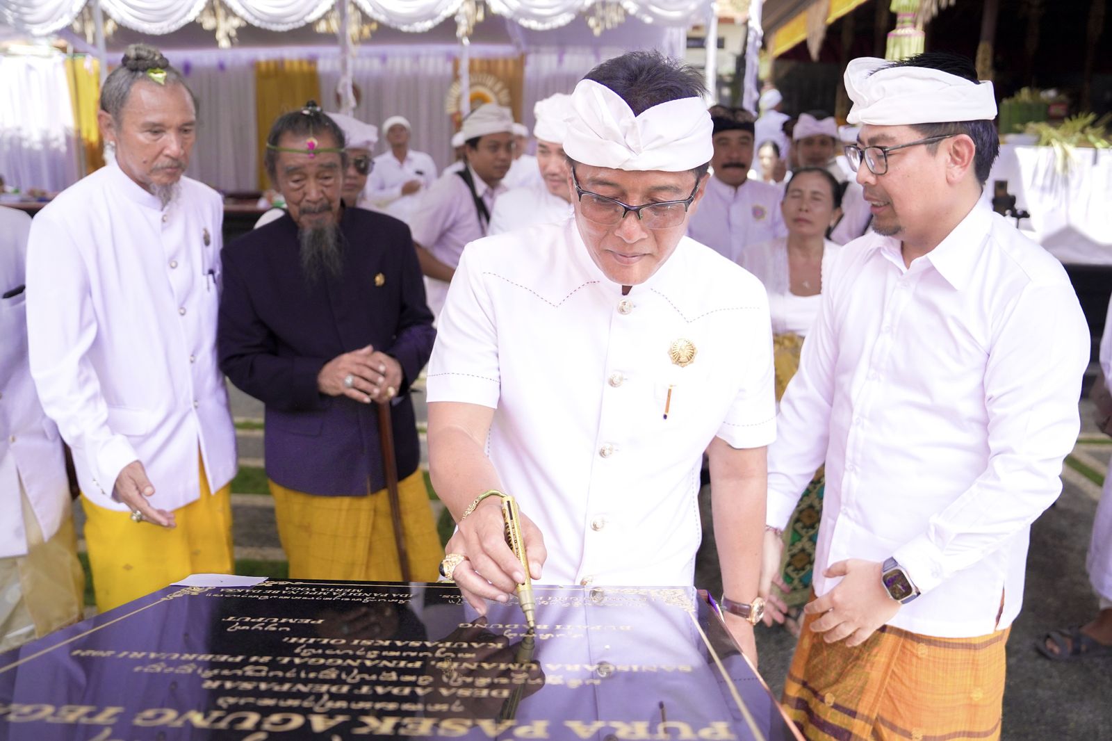 podiumnews.com-Giri Prasta Tandatangani Prasasti Pura Pasek Agung Tegal