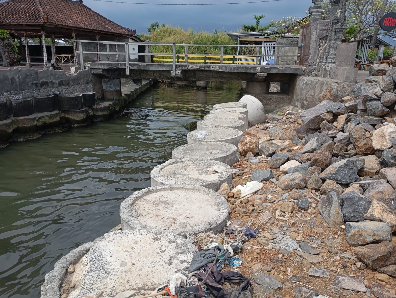 podiumnews.com-Lindungi Pura dari Abrasi, Masyarakat Buleleng Terkendala Izin