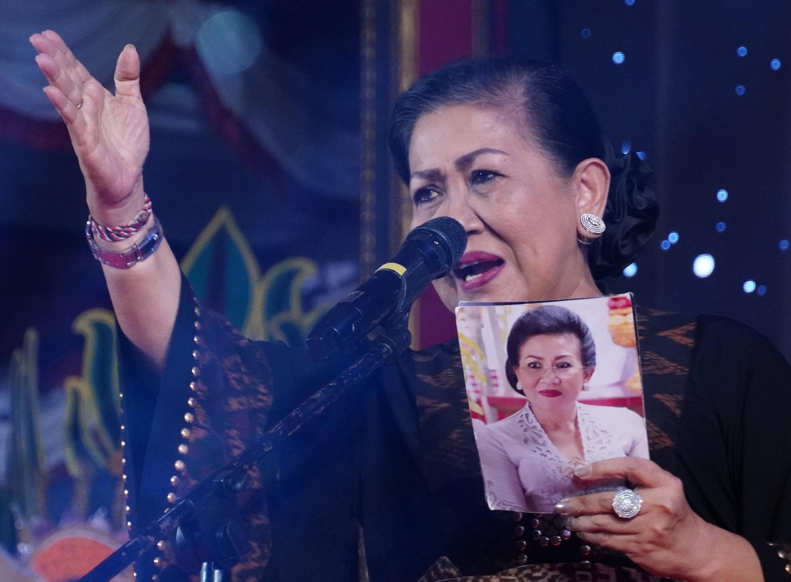 Kesetiaan yang Tak Bertanya, Hanya Membela