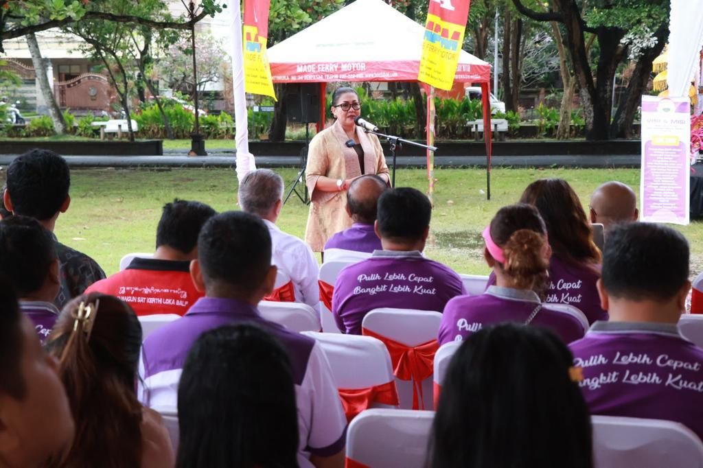 Putri Koster Tegaskan Pentingnya Menjaga Kain Tenun Tradisional Bali
