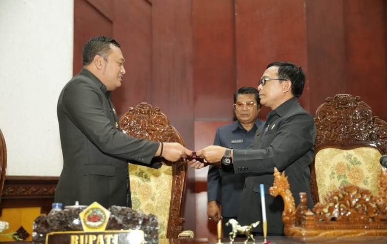 podiumnews.com-11 Raperda Gianyar Ditetapkan Jadi Perda