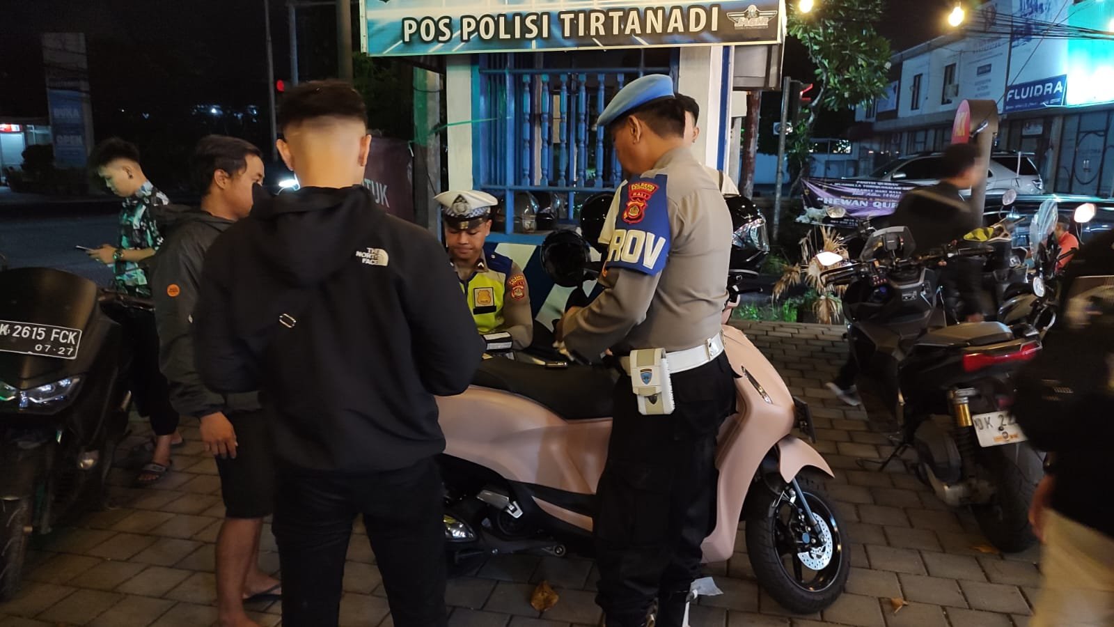 Polisi dan Pecalang Razia Motor Knalpot Brong di Denpasar