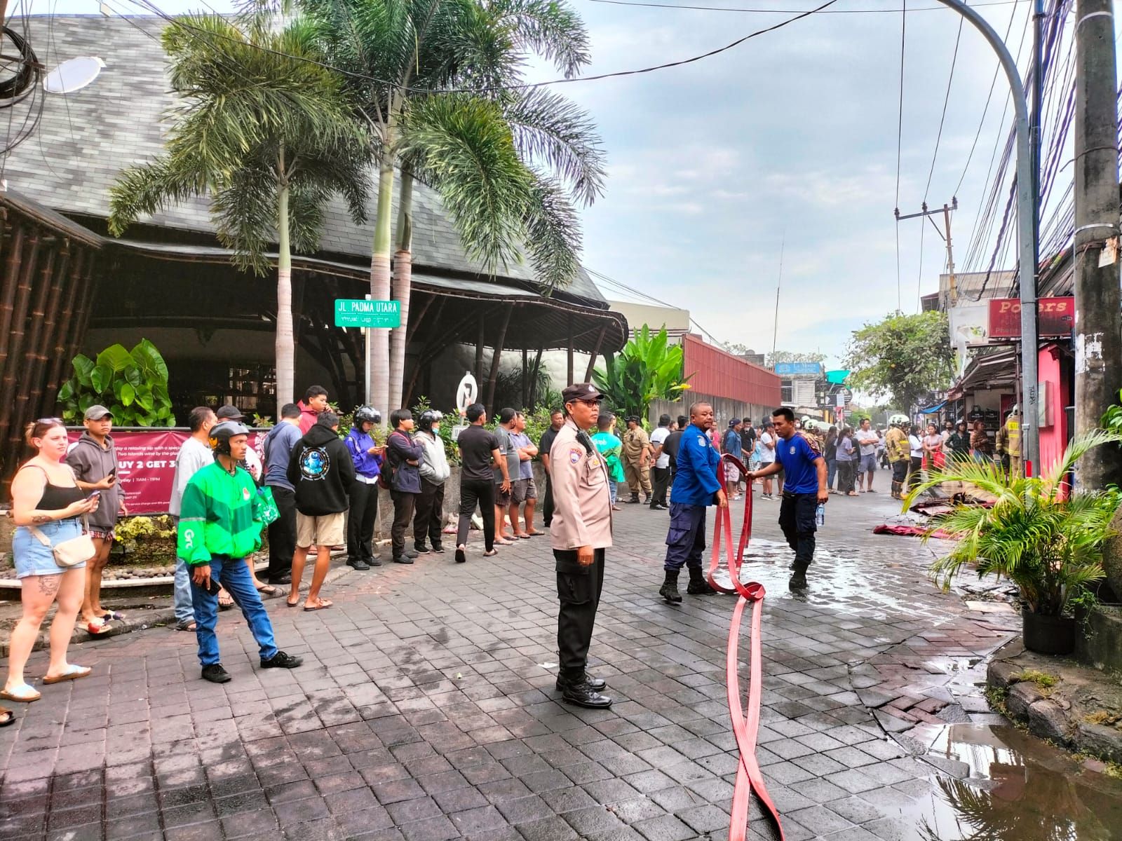 podiumnews.com-Poser Pub & Restaurant di Legian Terbakar