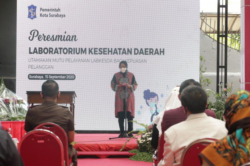podiumnews.com-Risma Resmikan Labkesda untuk Tes Usap COVID-19 Gratis Warga Surabaya    