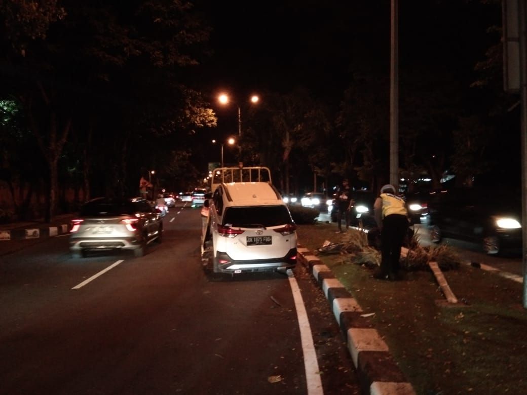 Mobil Rush Alami Kecelakaan di Jalan Bandara
