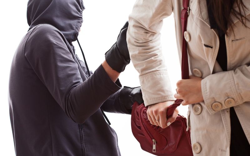 podiumnews.com-Pengamen Ditangkap Warga Usai Berupaya Menjambret Bule