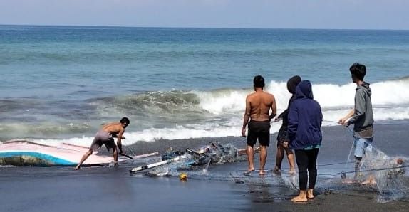 Sampan Nelayan Yehkuning Jembrana Hancur Dihantam Ombak Besar