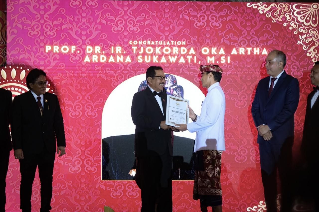 podiumnews.com-Menparekraf dan Cok Ace Terima Nugraha Mahottama