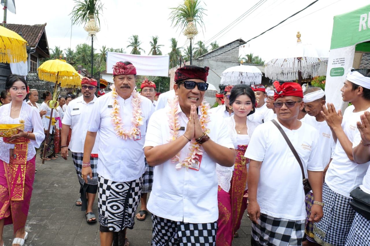 podiumnews.com-Bupati Sanjaya Hadiri Upacara di Pura Meliling