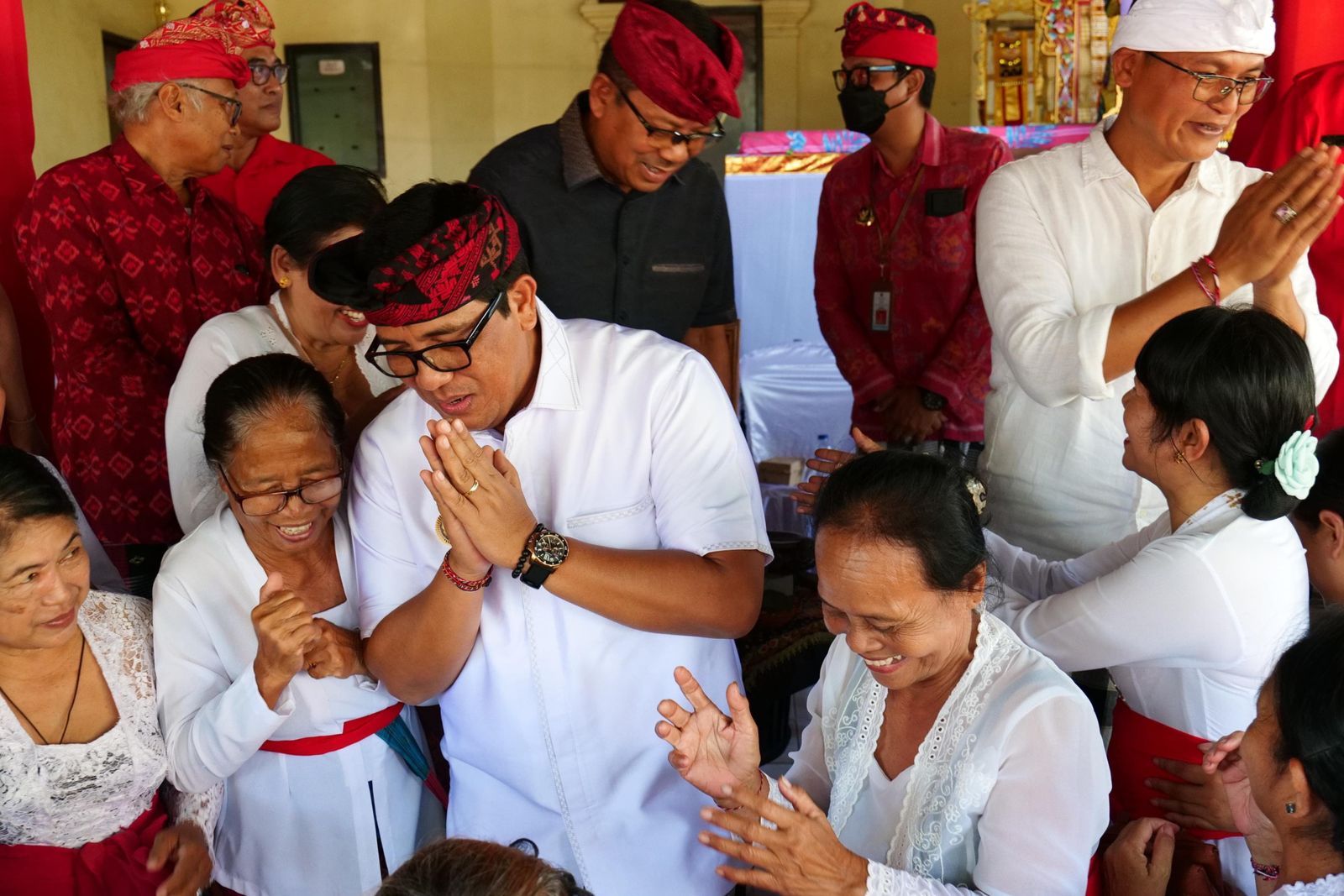 podiumnews.com-Bupati Sanjaya Hadiri Ngaben Bersama Banjar Bakisan