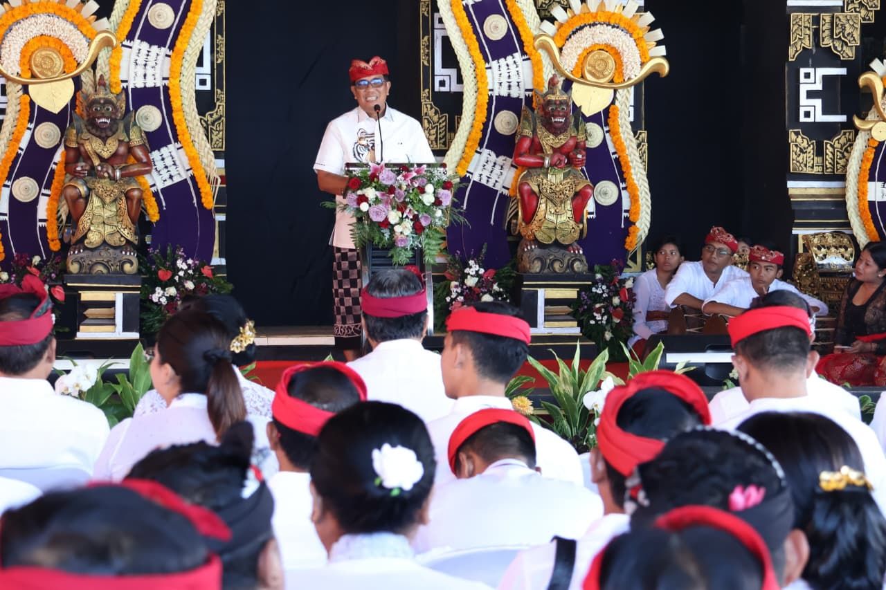 podiumnews.com-Bupati Sanjaya Tutup Tanah Lot Art & Food Festival 2025