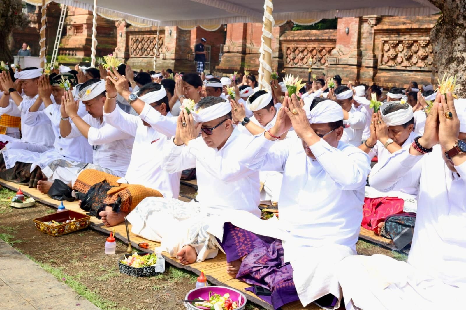 Perayaan Saraswati Pemkot Denpasar Tampak Khusyuk 