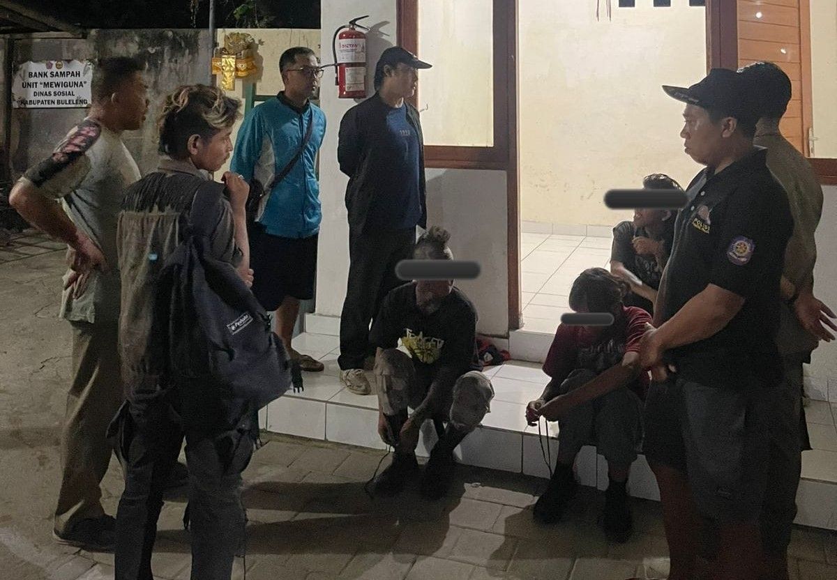 podiumnews.com-Satpol PP Buleleng Tertibkan Anak Punk Pekalongan yang Mengamen