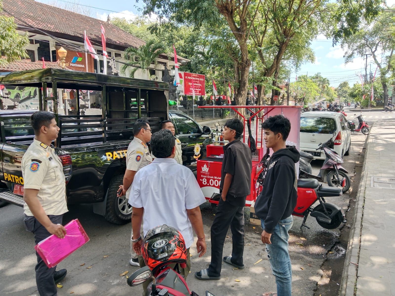 podiumnews.com-Satpol PP Denpasar Tertibkan PKL, Pedagang Diminta ke Kantor