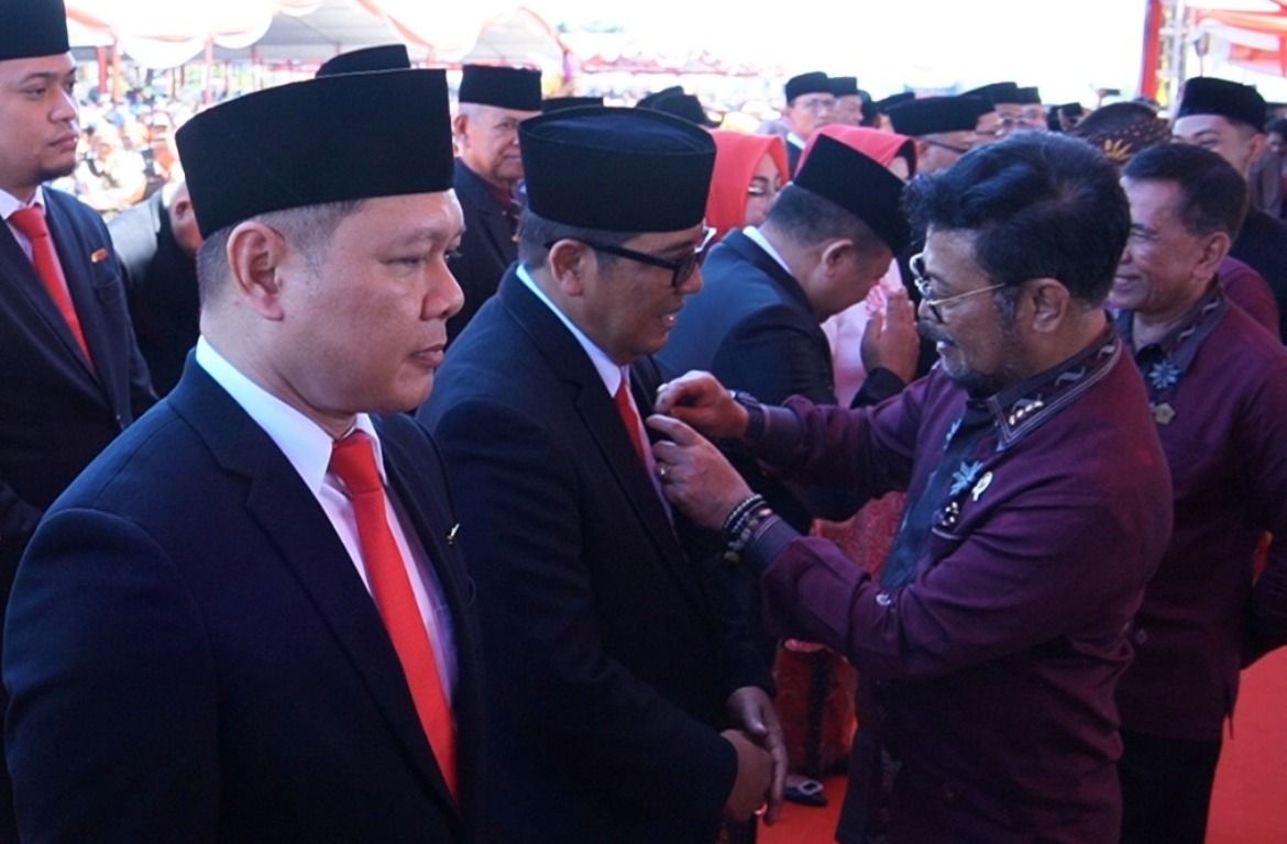 podiumnews.com-Bupati Sanjaya Dianugrahi Satyalancana Wirakarya oleh Presiden RI