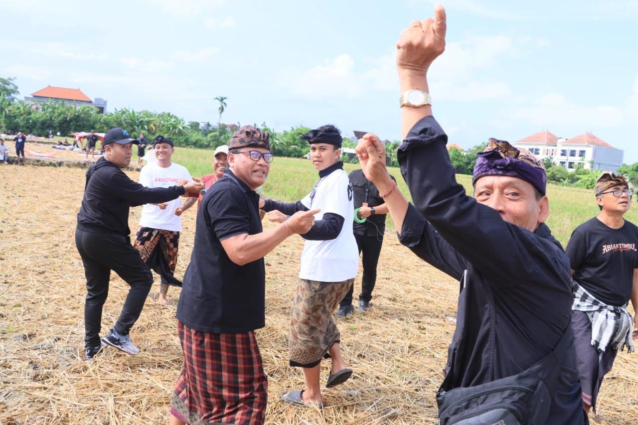 1.521 Layangan Terbang Hiasi Langit Denpasar Barat