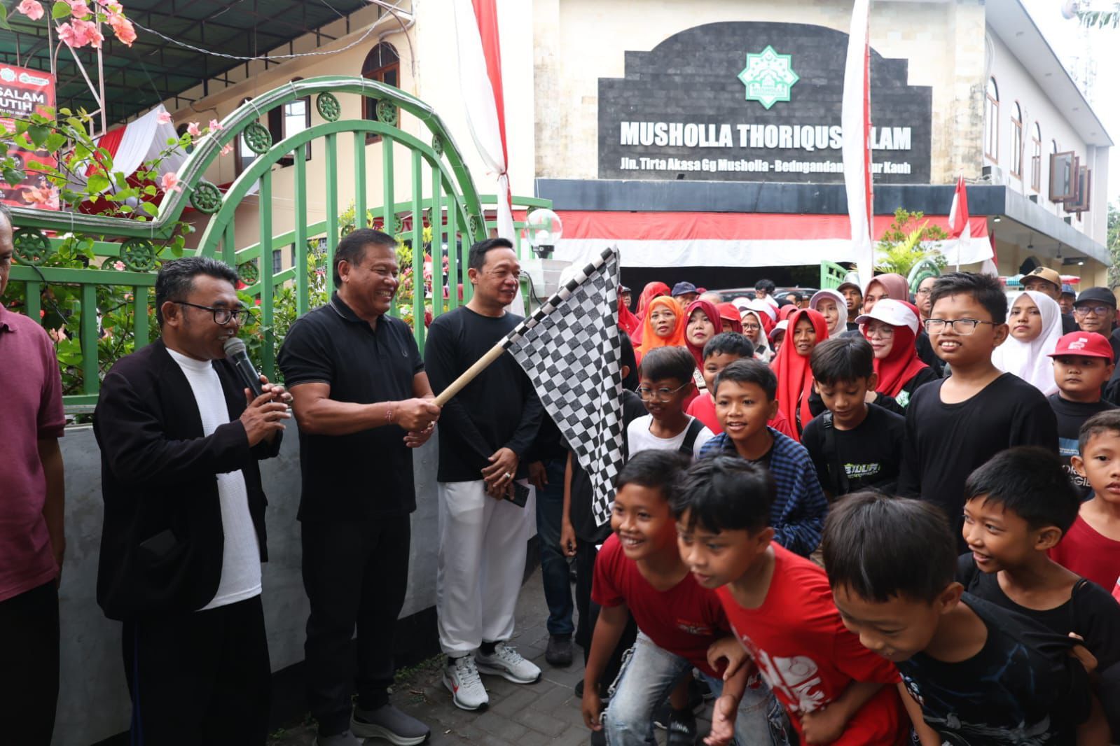 podiumnews.com-Sekda Denpasar Lepas Jalan Sehat HUT ke-80 RI