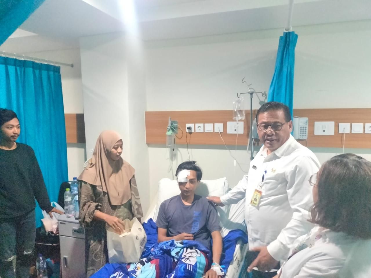 podiumnews.com-Sekda Denpasar Jenguk Korban Longsor Ubung