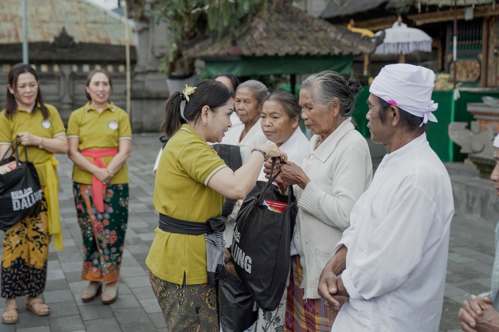 podiumnews.com-DWP Badung Bantu Sembako Pemangku Pucak Mangu