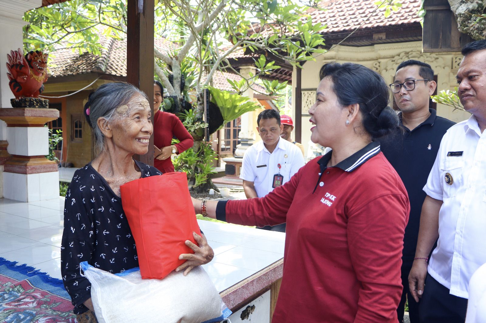 podiumnews.com-Warga Lansia Abiansemal Terima PMT