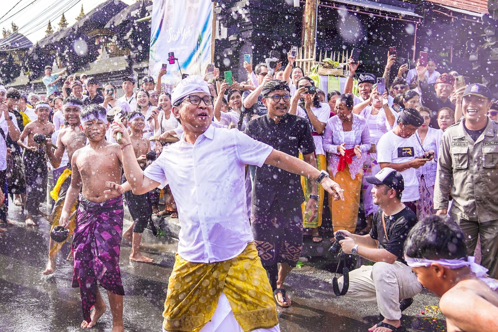 podiumnews.com-Sekda Badung Ikuti Tradisi Siat Yeh di Jimbaran