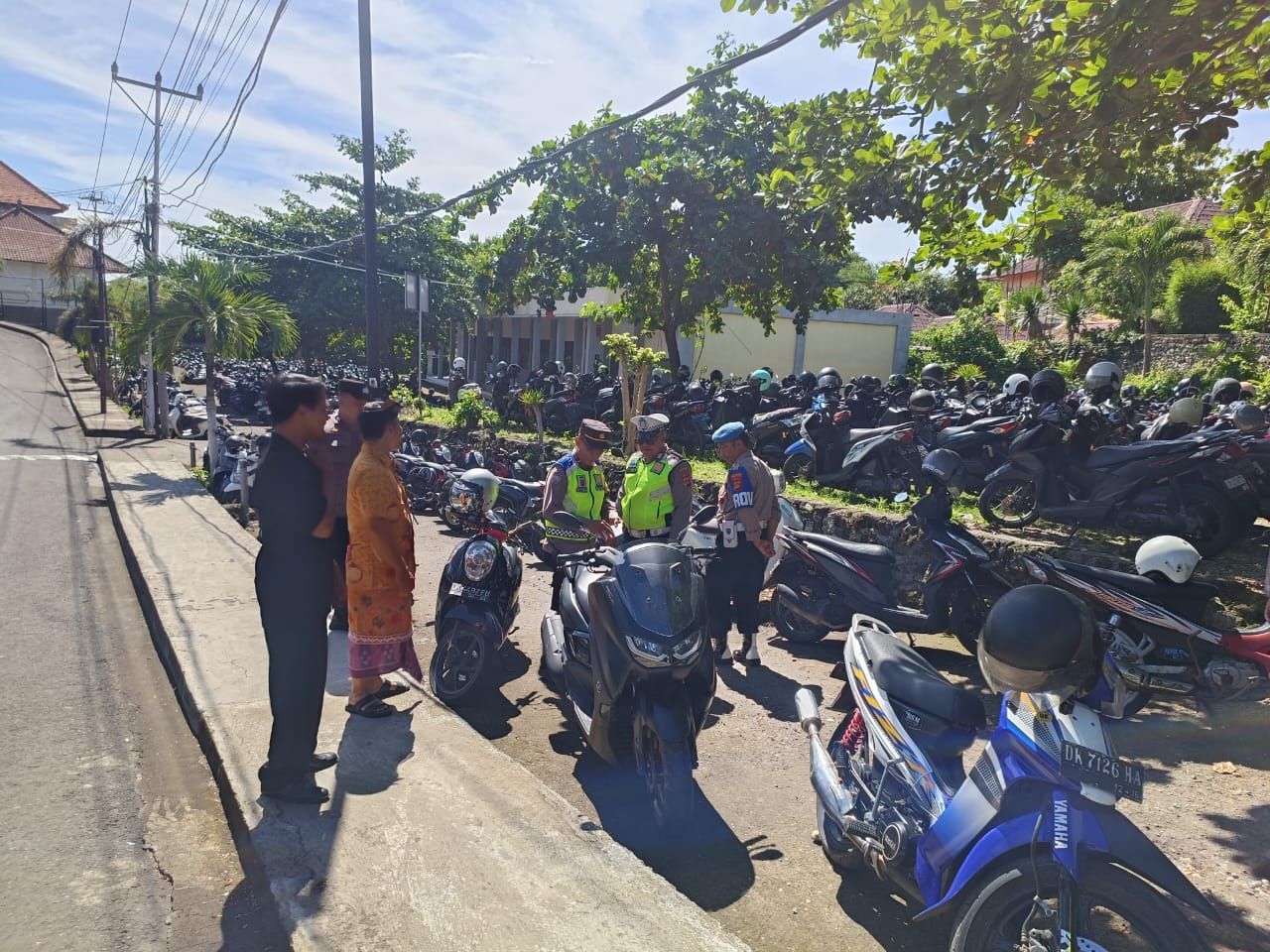 podiumnews.com-Polisi Sidak Sepeda Motor di SMKN 1 Kutsel