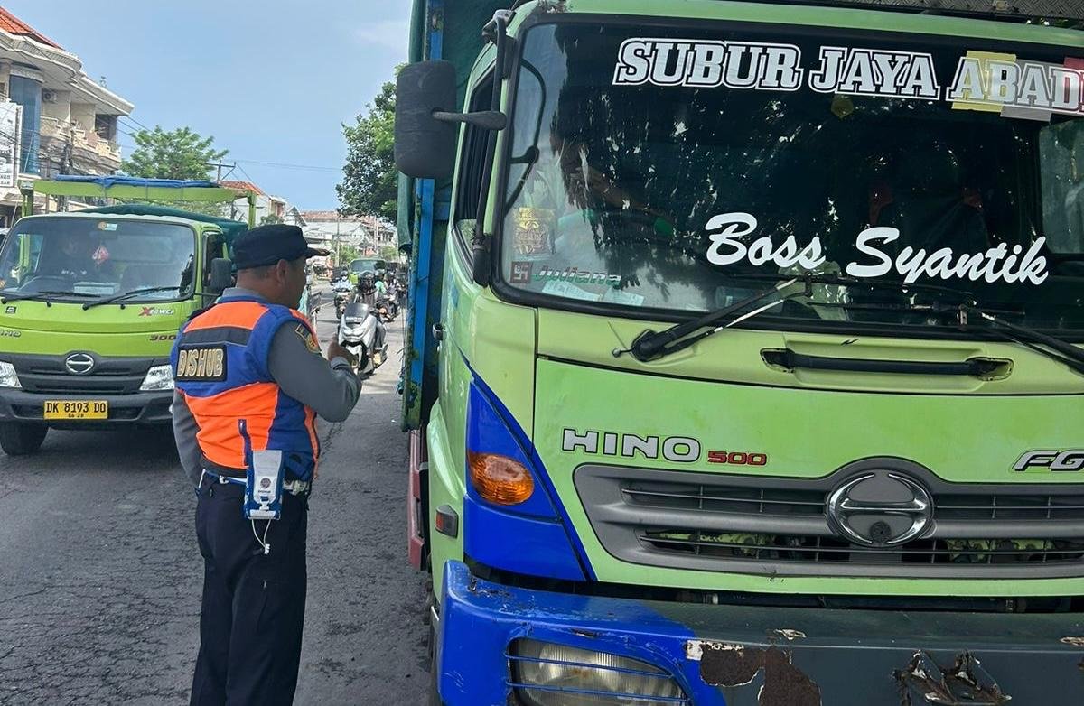 Truk Parkir Sembarangan di Jalan Cargo Ditertibkan 