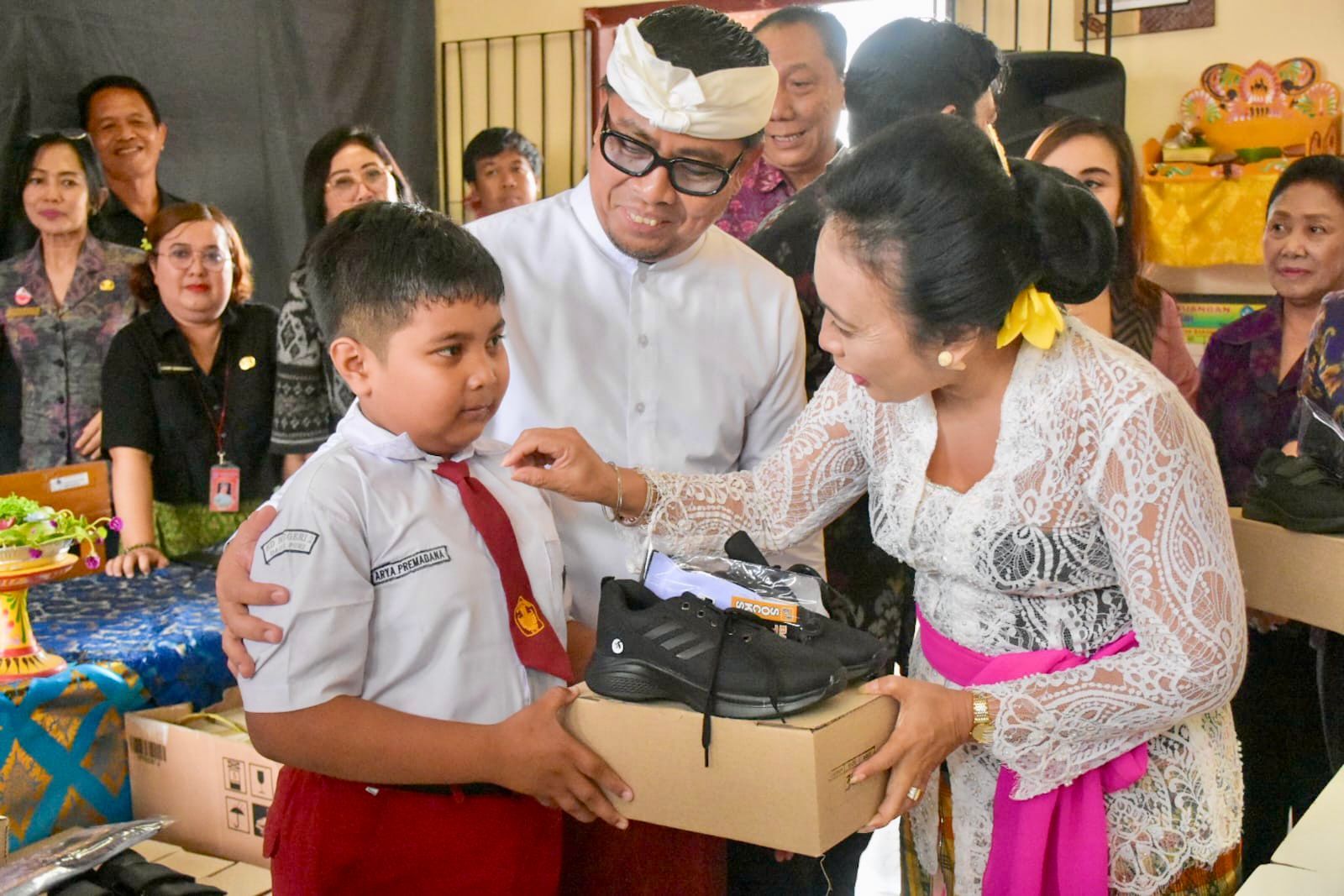podiumnews.com-Sepatu Baru, Semangat Baru Anak-Anak Denpasar Pascabencana