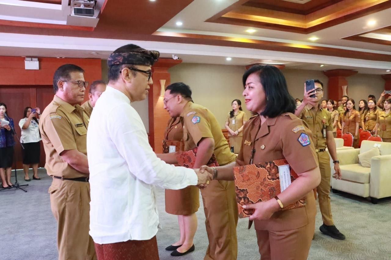 podiumnews.com-Walikota Denpasar Serahkan 38 SK Kepala Sekolah