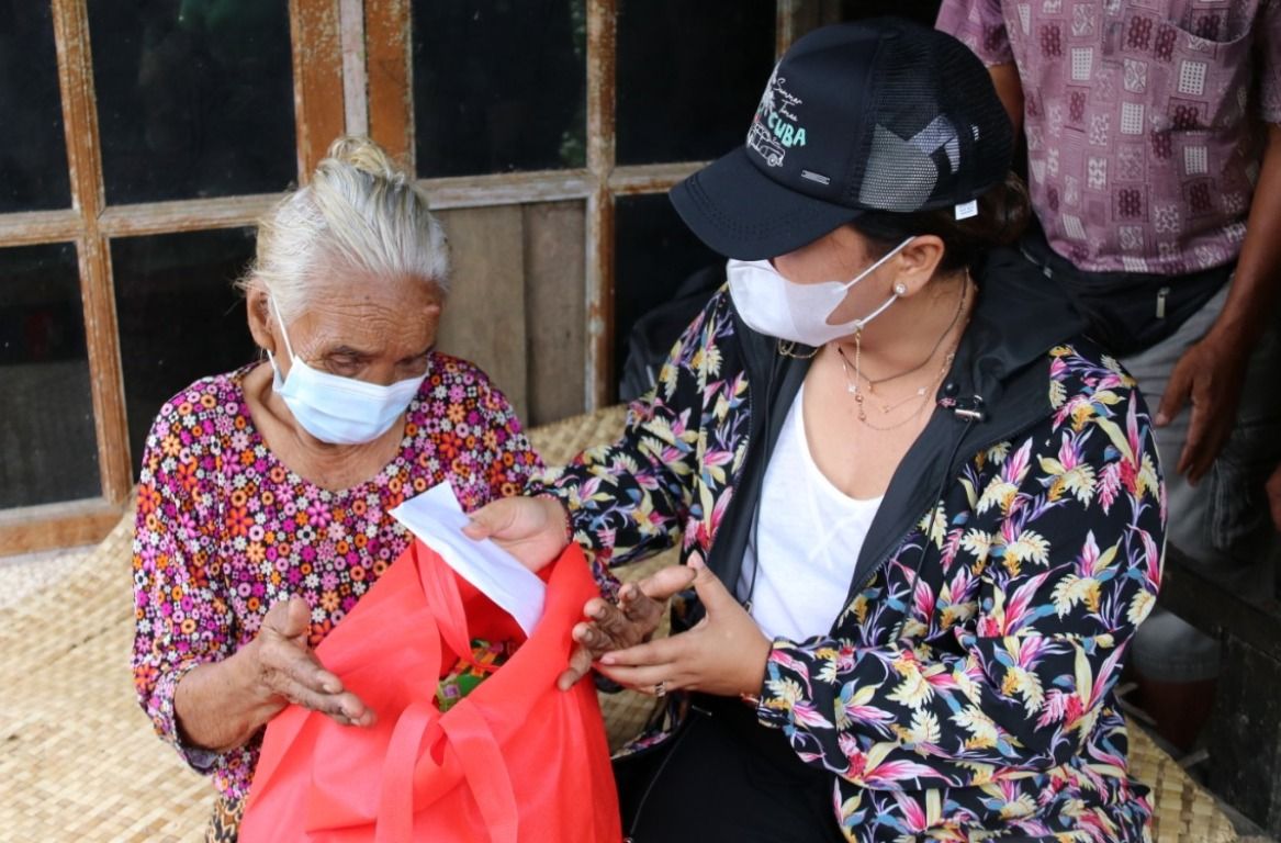 podiumnews.com-Kembali, Bupati Eka Besuk Warganya yang Sakit