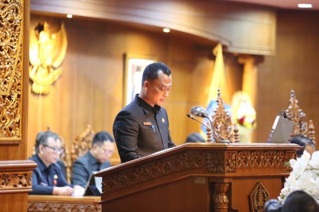 podiumnews.com-Wayan Sugita Putra Bacakan Penjelasan Ranperda Inisiatif DPRD Badung Terkait Pelestarian Tanaman Lokal
