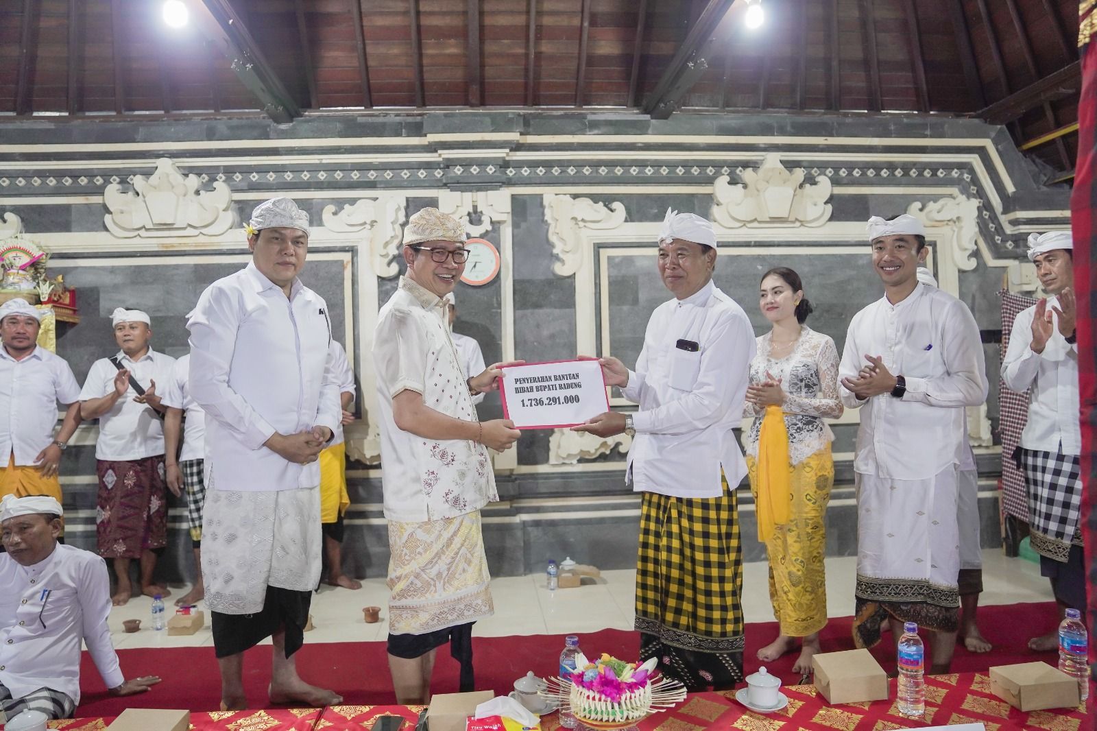 Suiasa Serahkan Hibah Buat Pura Giria Buncing