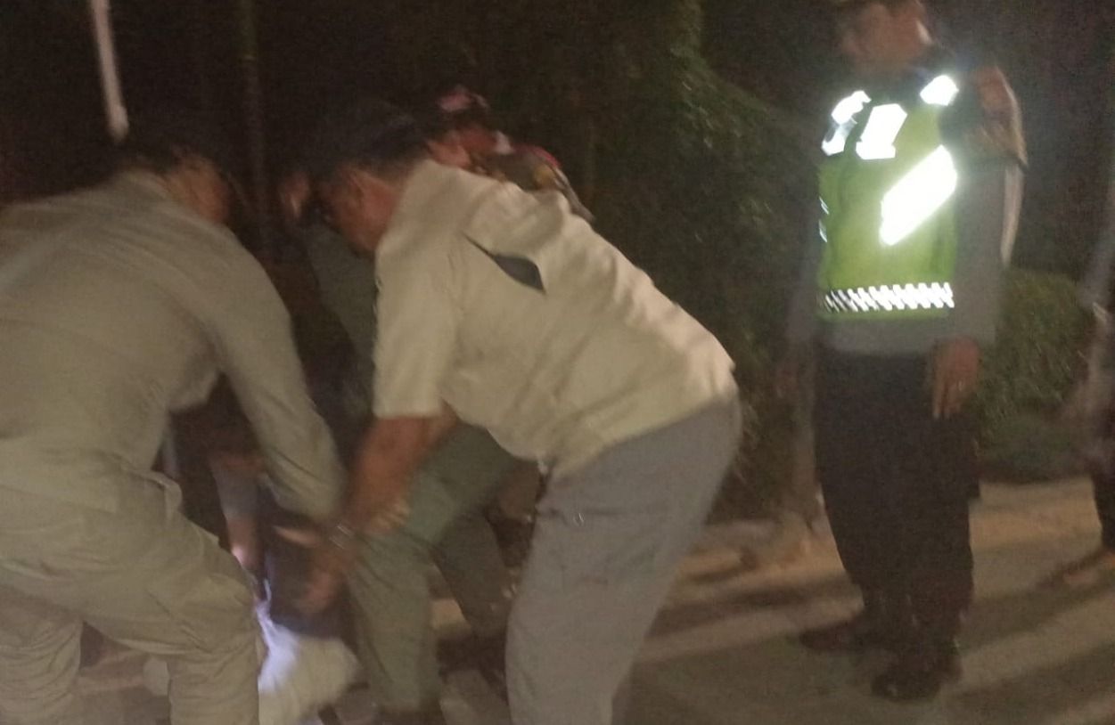 podiumnews.com- Polisi Amankan Tiga Pria Bawa Sajam di Puputan