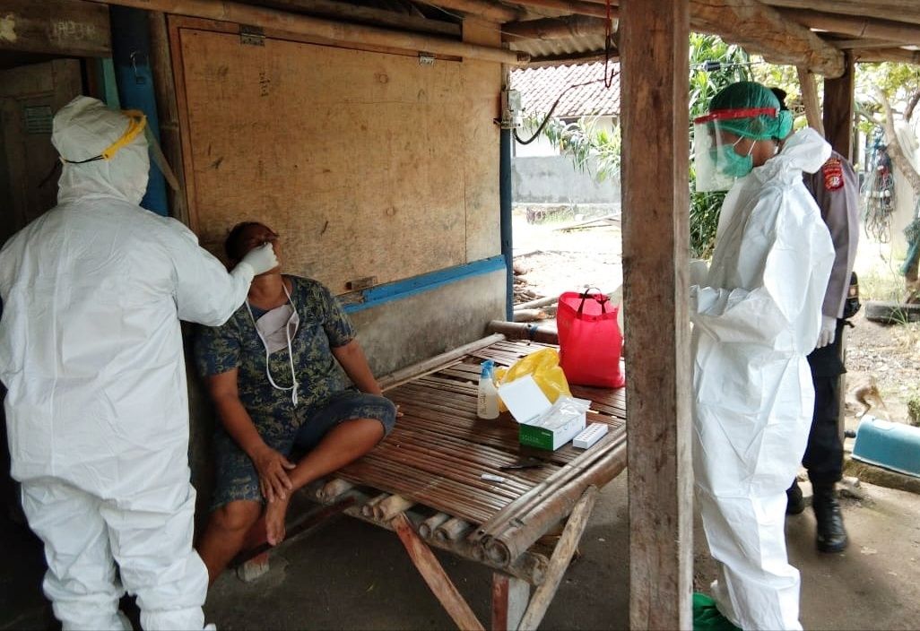 podiumnews.com-Polisi Swab Antigen Keliling Warga Kepulauan Seribu Selatan 