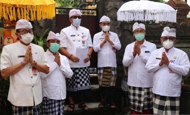 podiumnews.com-Bupati Tabanan Siapkan Sanksi Bagi Masyarakat Tolak Vaksinasi Covid-19