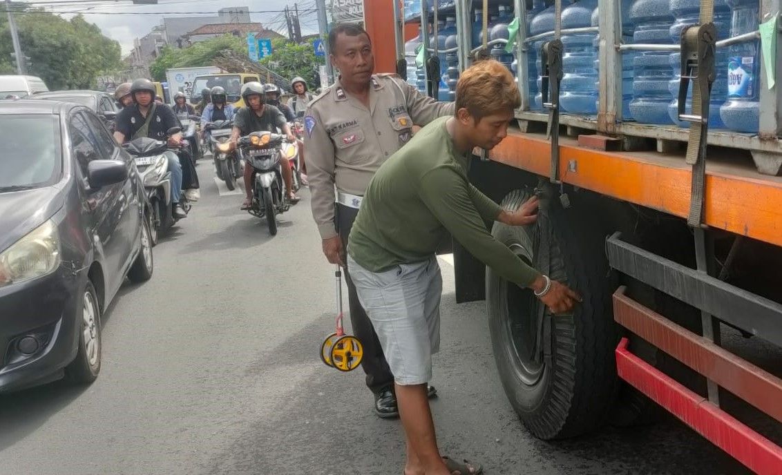 podiumnews.com-Tragedi Imam Bonjol: Pemotor Tewas Terlindas Truk