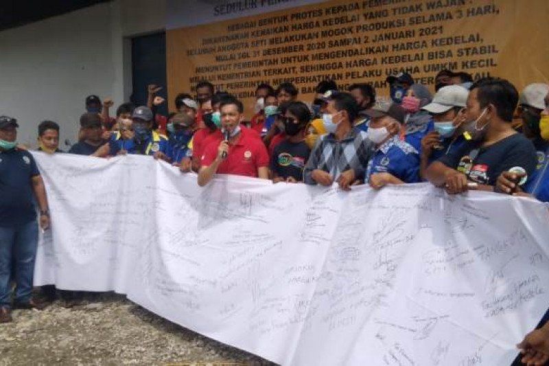 podiumnews.com-Aksi Mogok Pengrajin Tahu dan Tempe se-Jabodetabek Soal Kenaikan Harga Kedelai Berakhir Esok