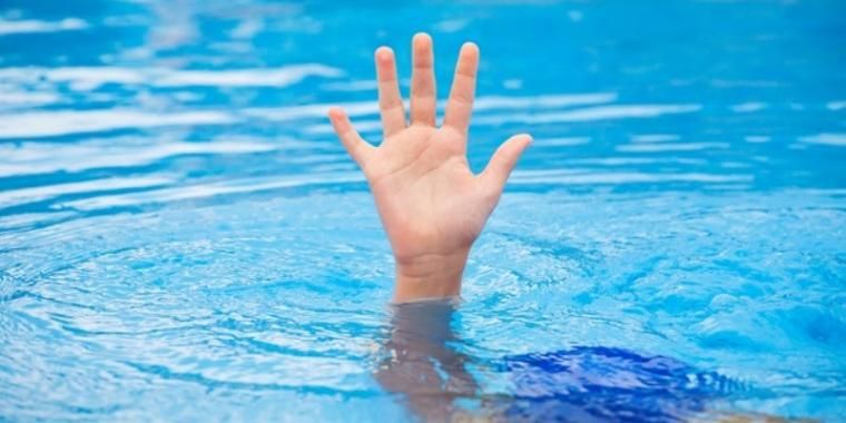 podiumnews.com-Bocah Tiga Tahun Tewas Tenggelam di Kolam Renang Hotel  