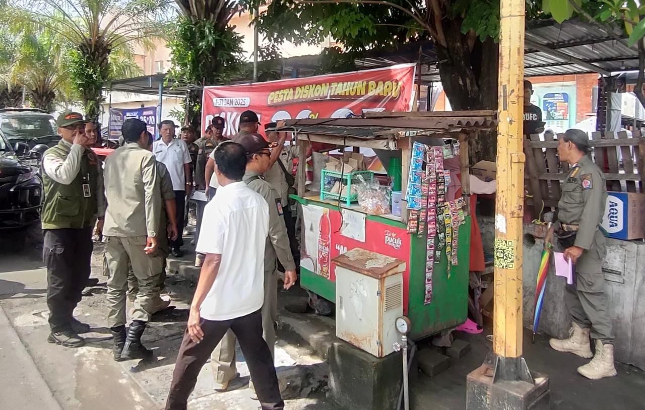 podiumnews.com-Satpol PP Tertibkan PKL Membandel di Denbar