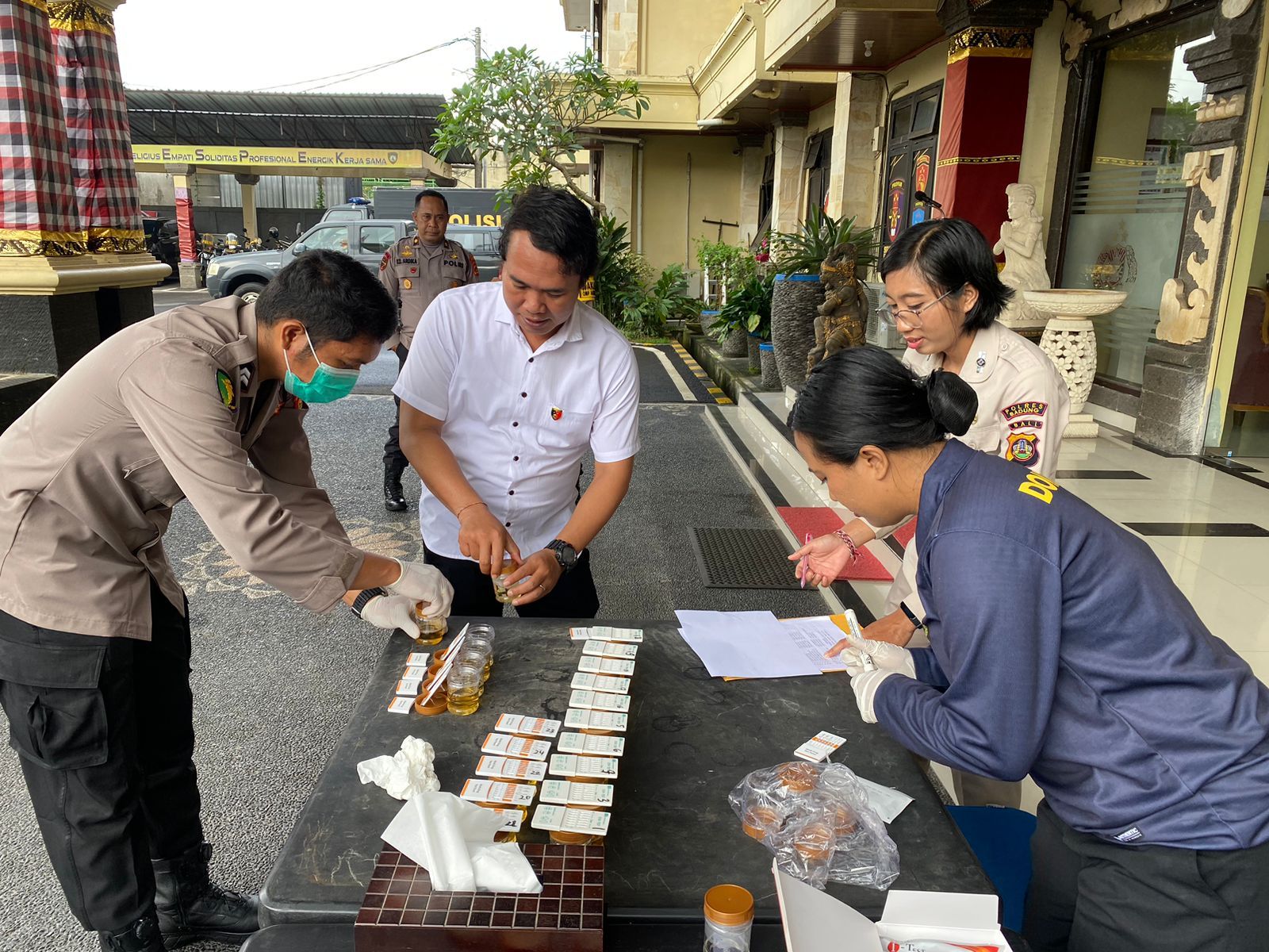 podiumnews.com- Puluhan Personel Polres Badung Dites Urin