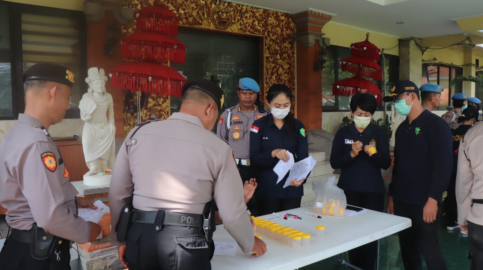 podiumnews.com-106 Personel Polresta Denpasar Dites Urin