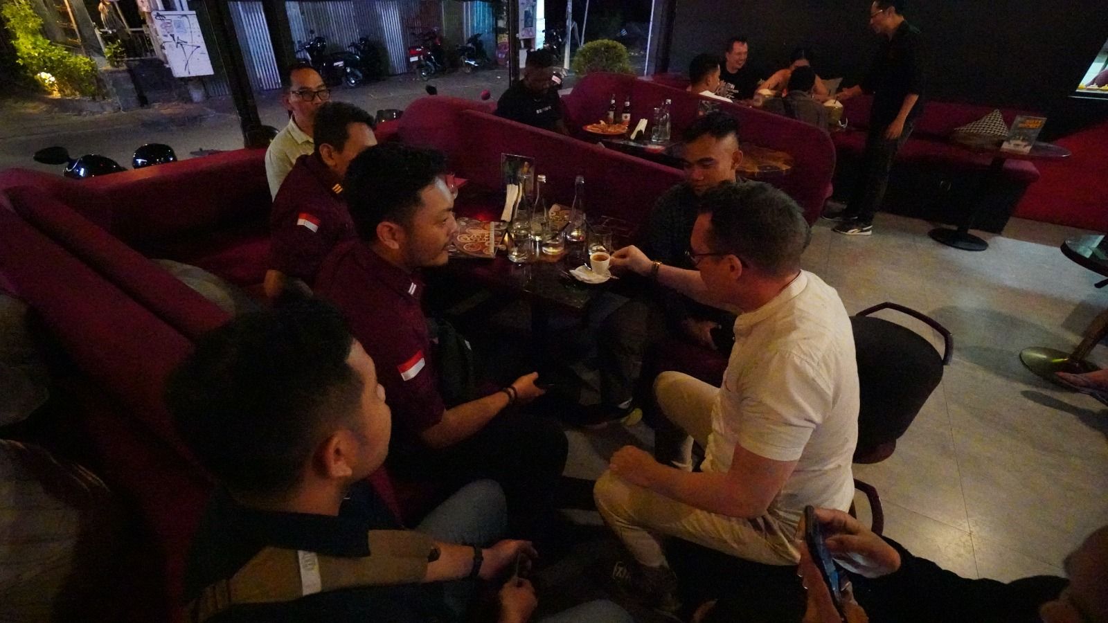 podiumnews.com-Tim Pora Bali Razia Tempat Usaha di Kuta 