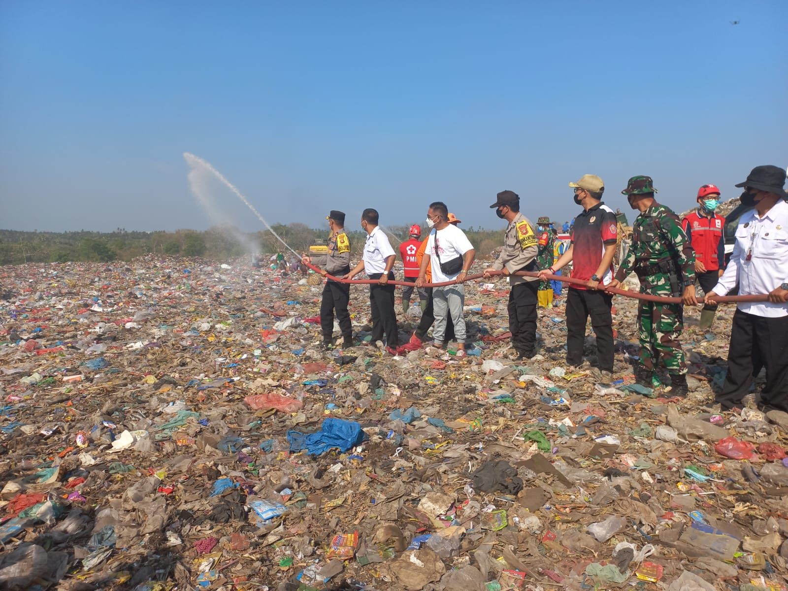 Tim Gabungan Siram  Sampah di TPA Bengkala