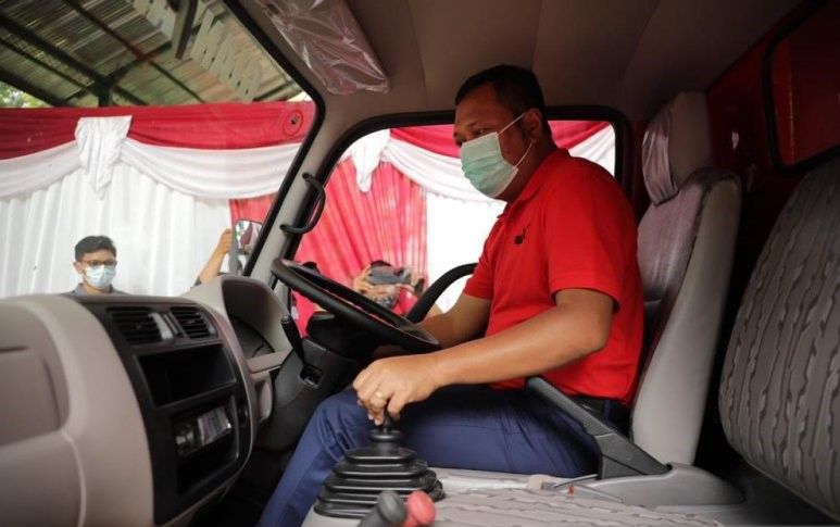 podiumnews.com-Desa Taro, Gianyar Terima Penyerahan Truk Sampah Non Organik dari Bupati