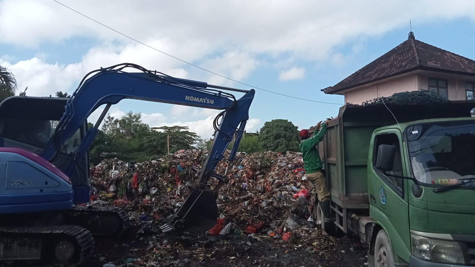 podiumnews.com-Tambah Sewa Truk Atasi Tumpukan Sampah 