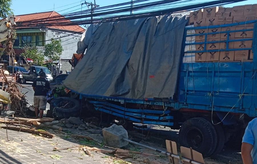 Sopir Ngantuk, Truk Ekspedisi Tabrak Pohon di Badung