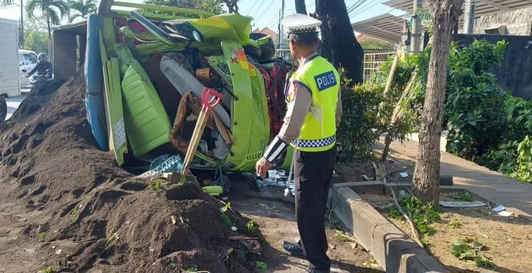 podiumnews.com-Truk Terguling Sebabkan Kemacetan di Kuta