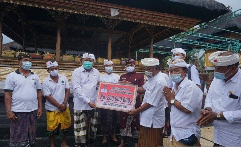 podiumnews.com-Bupati Gianyar Bantu Pura Terkena Bencana