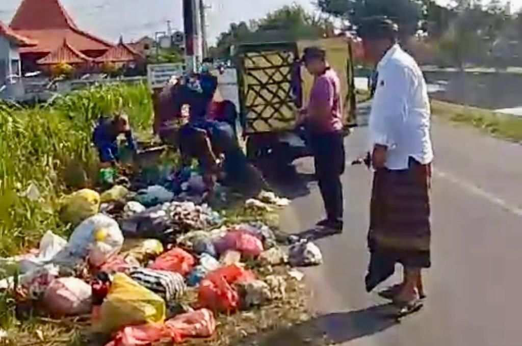 Sampah Menumpuk di Taman Pancing Timur